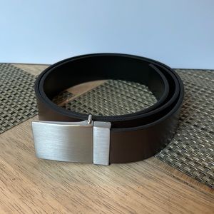 NWOT ! BANANA REPUBLIC Contemporary Reversible Black/Brown belt w/silver buckle